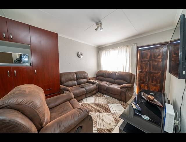 3 BEDROOM FREESTANDING FOR SALE IN HELDERWYK